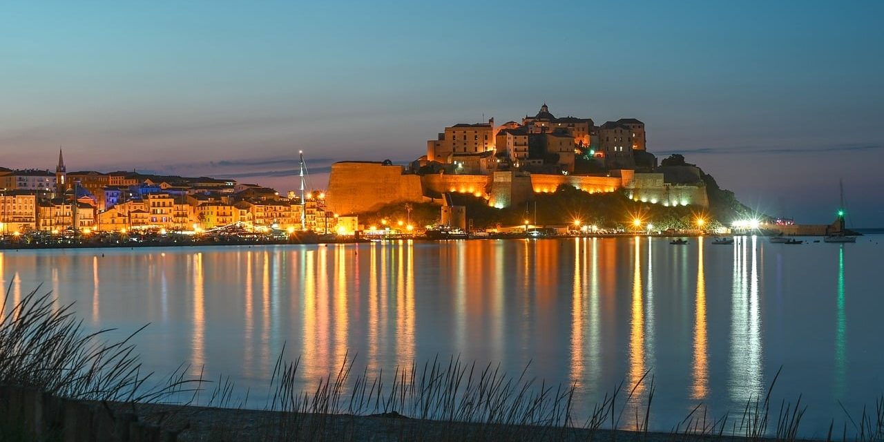 Vacances en Corse : comment se loger pas cher ?