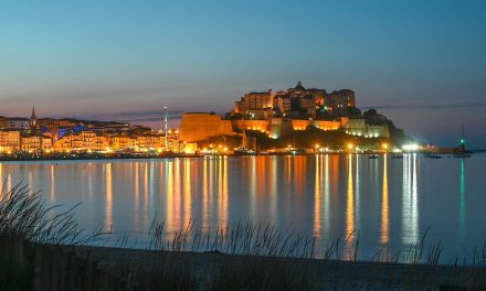 Vacances en Corse : comment se loger pas cher ?